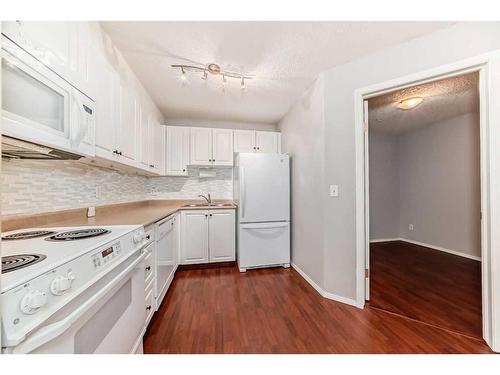 109-550 Prominence Rise Sw, Calgary, AB - Indoor Photo Showing Kitchen