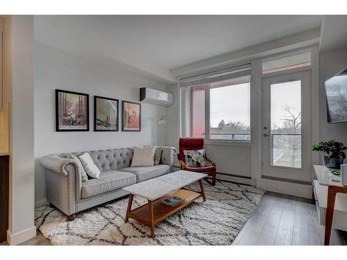 301-1526 9 Avenue Se, Calgary, AB - Indoor Photo Showing Living Room