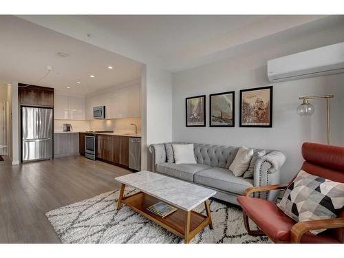 301-1526 9 Avenue Se, Calgary, AB - Indoor Photo Showing Living Room