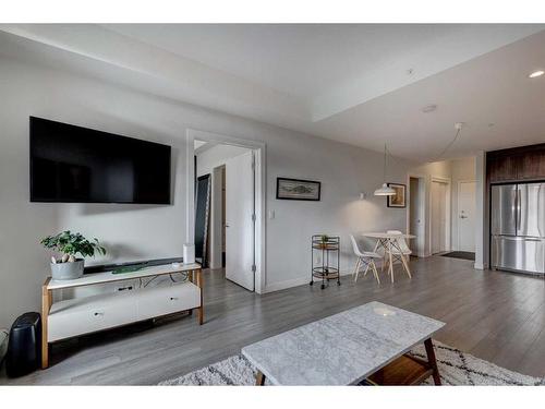 301-1526 9 Avenue Se, Calgary, AB - Indoor Photo Showing Living Room