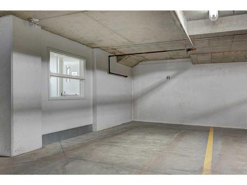 301-1526 9 Avenue Se, Calgary, AB - Indoor Photo Showing Garage