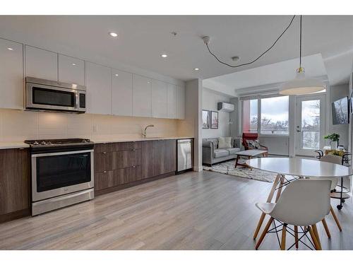 301-1526 9 Avenue Se, Calgary, AB - Indoor Photo Showing Kitchen With Upgraded Kitchen