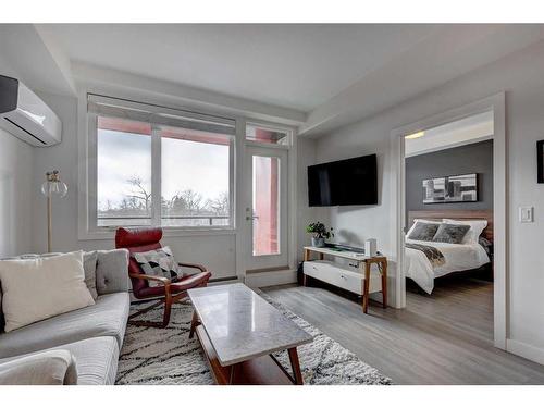 301-1526 9 Avenue Se, Calgary, AB - Indoor Photo Showing Living Room