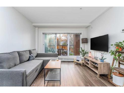 112-510 Edmonton Trail Ne, Calgary, AB - Indoor Photo Showing Living Room