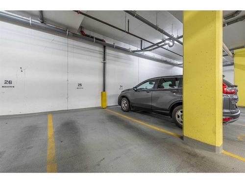 112-510 Edmonton Trail Ne, Calgary, AB - Indoor Photo Showing Garage