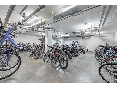 112-510 Edmonton Trail Ne, Calgary, AB - Indoor Photo Showing Garage