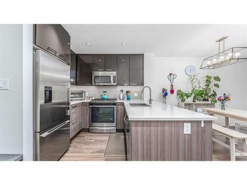 112-510 Edmonton Trail Ne, Calgary, AB - Indoor Photo Showing Kitchen With Stainless Steel Kitchen With Upgraded Kitchen