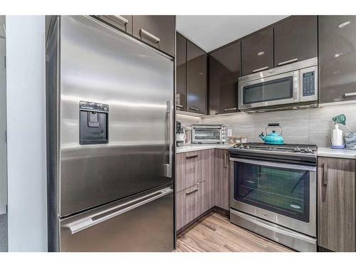 112-510 Edmonton Trail Ne, Calgary, AB - Indoor Photo Showing Kitchen With Stainless Steel Kitchen With Upgraded Kitchen