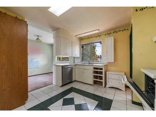 4503 Richmond Road Sw, Calgary, AB - Indoor Photo Showing Kitchen