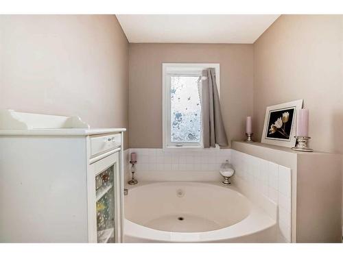 70 Chapala Grove Se, Calgary, AB - Indoor Photo Showing Bathroom