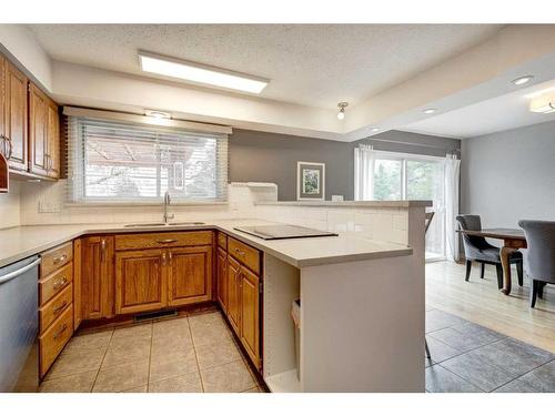 8416 7 Street Sw, Calgary, AB - Indoor Photo Showing Kitchen