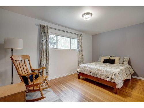 8416 7 Street Sw, Calgary, AB - Indoor Photo Showing Bedroom