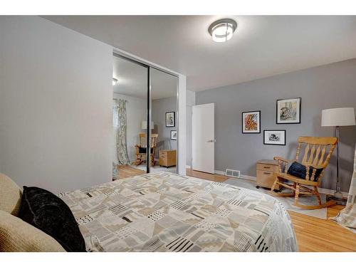 8416 7 Street Sw, Calgary, AB - Indoor Photo Showing Bedroom