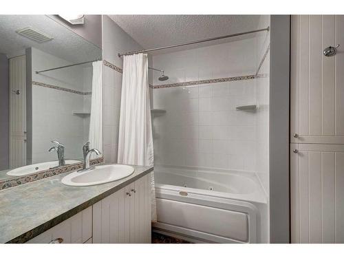 8416 7 Street Sw, Calgary, AB - Indoor Photo Showing Bathroom