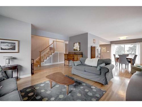 8416 7 Street Sw, Calgary, AB - Indoor Photo Showing Living Room