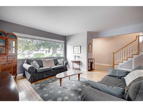 8416 7 Street Sw, Calgary, AB - Indoor Photo Showing Living Room