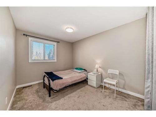 312-9930 Bonaventure Drive Se, Calgary, AB - Indoor Photo Showing Bedroom