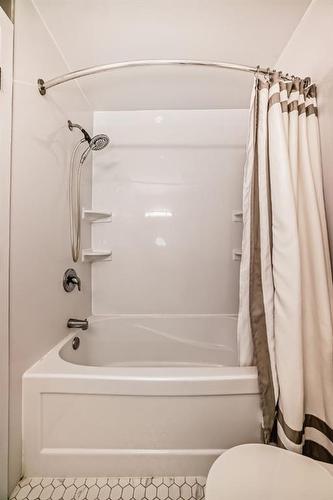 312-9930 Bonaventure Drive Se, Calgary, AB - Indoor Photo Showing Bathroom