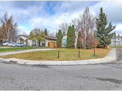 703 Ranchview Circle NW Calgary, AB T3G 1A9