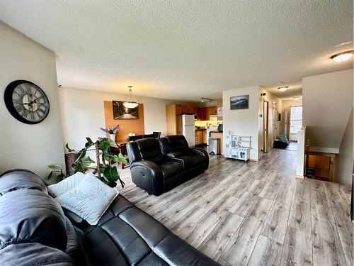 112 Douglas Glen Park Se, Calgary, AB - Indoor Photo Showing Living Room