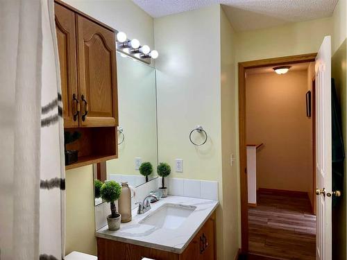 112 Douglas Glen Park Se, Calgary, AB - Indoor Photo Showing Bathroom