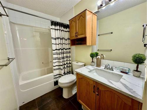 112 Douglas Glen Park Se, Calgary, AB - Indoor Photo Showing Bathroom