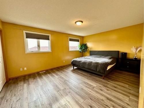 112 Douglas Glen Park Se, Calgary, AB - Indoor Photo Showing Bedroom