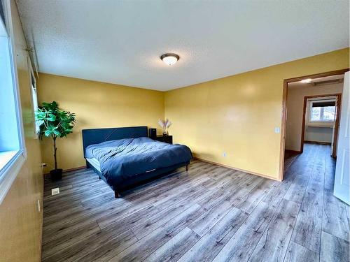 112 Douglas Glen Park Se, Calgary, AB - Indoor Photo Showing Bedroom