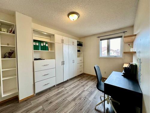 112 Douglas Glen Park Se, Calgary, AB - Indoor Photo Showing Office