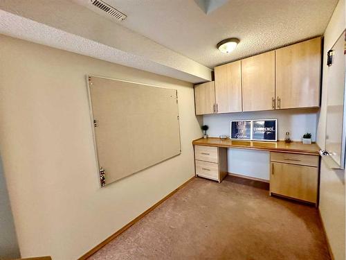 112 Douglas Glen Park Se, Calgary, AB - Indoor Photo Showing Kitchen