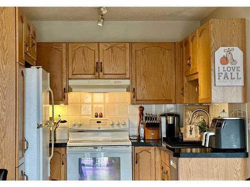 112 Douglas Glen Park Se, Calgary, AB - Indoor Photo Showing Kitchen