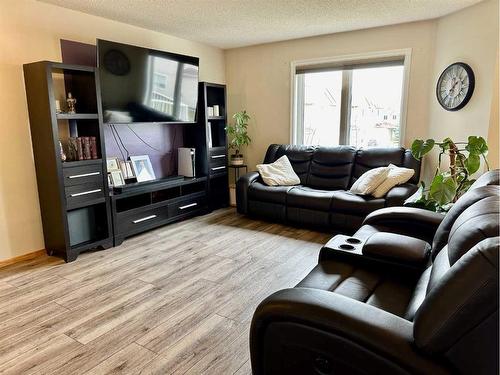 112 Douglas Glen Park Se, Calgary, AB - Indoor Photo Showing Living Room