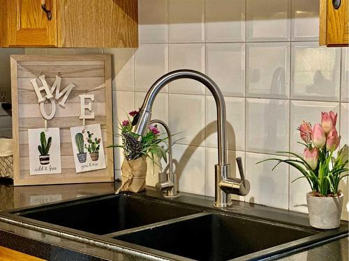 112 Douglas Glen Park Se, Calgary, AB - Indoor Photo Showing Kitchen With Double Sink