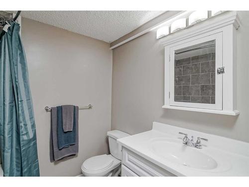 73 Applemont Place Se, Calgary, AB - Indoor Photo Showing Bathroom