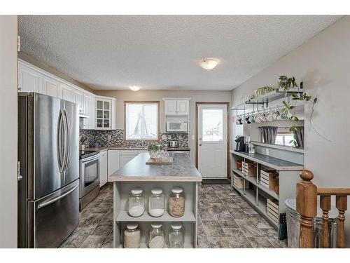 73 Applemont Place Se, Calgary, AB - Indoor Photo Showing Kitchen