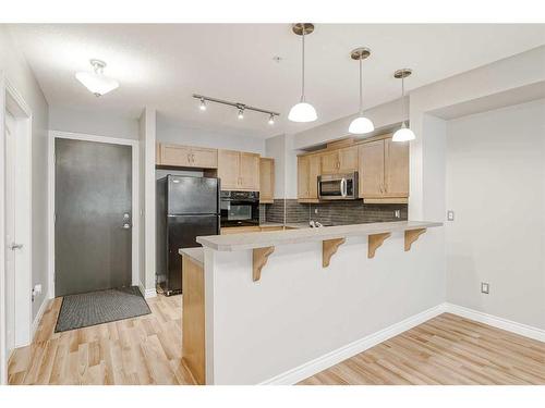 309-3101 34 Avenue Nw, Calgary, AB - Indoor Photo Showing Kitchen