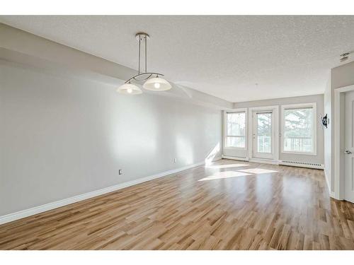 309-3101 34 Avenue Nw, Calgary, AB - Indoor Photo Showing Other Room