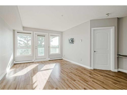 309-3101 34 Avenue Nw, Calgary, AB - Indoor Photo Showing Other Room