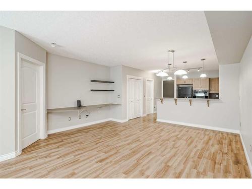 309-3101 34 Avenue Nw, Calgary, AB - Indoor