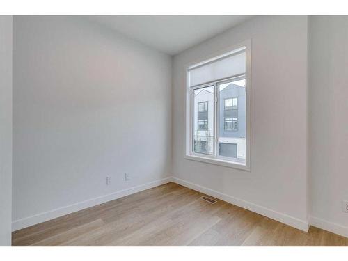 8542 19 Avenue Se, Calgary, AB - Indoor Photo Showing Other Room