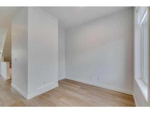 8542 19 Avenue Se, Calgary, AB - Indoor Photo Showing Other Room