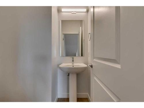 8542 19 Avenue Se, Calgary, AB - Indoor Photo Showing Bathroom