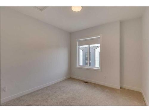 8542 19 Avenue Se, Calgary, AB - Indoor Photo Showing Other Room