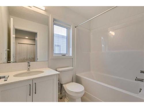 8542 19 Avenue Se, Calgary, AB - Indoor Photo Showing Bathroom