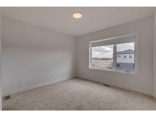 8542 19 Avenue Se, Calgary, AB - Indoor Photo Showing Other Room