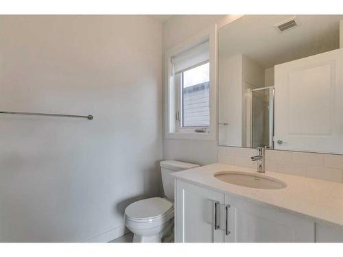 8542 19 Avenue Se, Calgary, AB - Indoor Photo Showing Bathroom