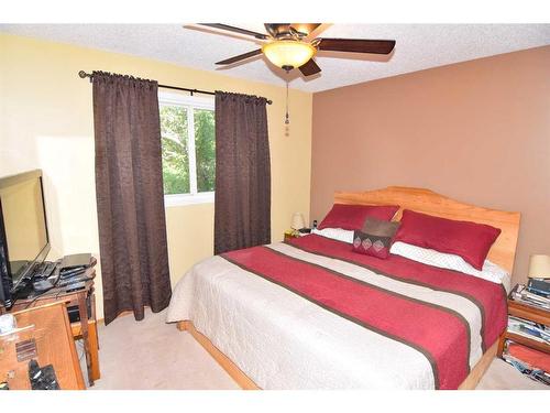 6151 Penworth Road Se, Calgary, AB - Indoor Photo Showing Bedroom