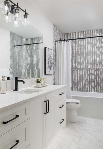 2 Heritage Close, Cochrane, AB - Indoor Photo Showing Bathroom