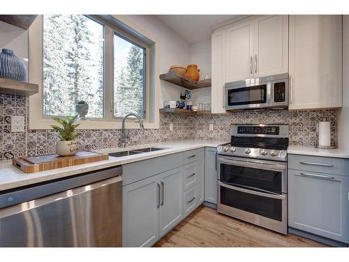 136-5417 Highway 579, Rural Mountain View County, AB - Indoor Photo Showing Kitchen With Double Sink With Upgraded Kitchen