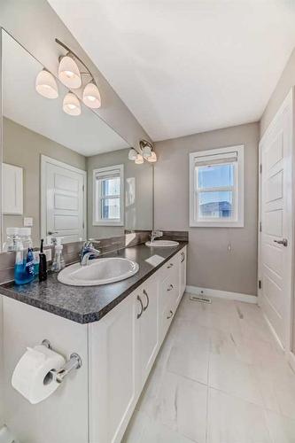 2668 Kings Heights Gate Se, Airdrie, AB - Indoor Photo Showing Bathroom